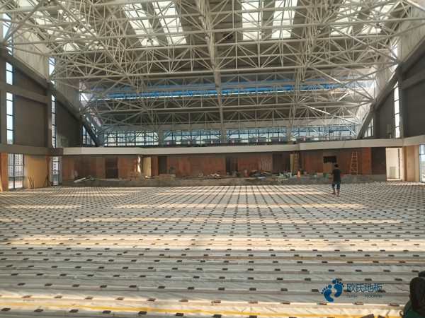 五角楓體育木地板怎么維修？